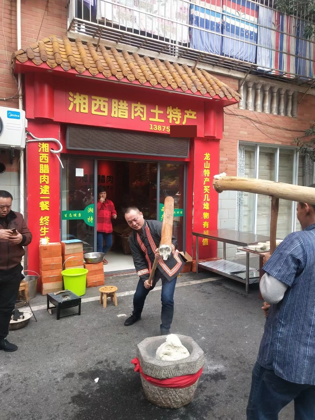 门店门口打糍粑