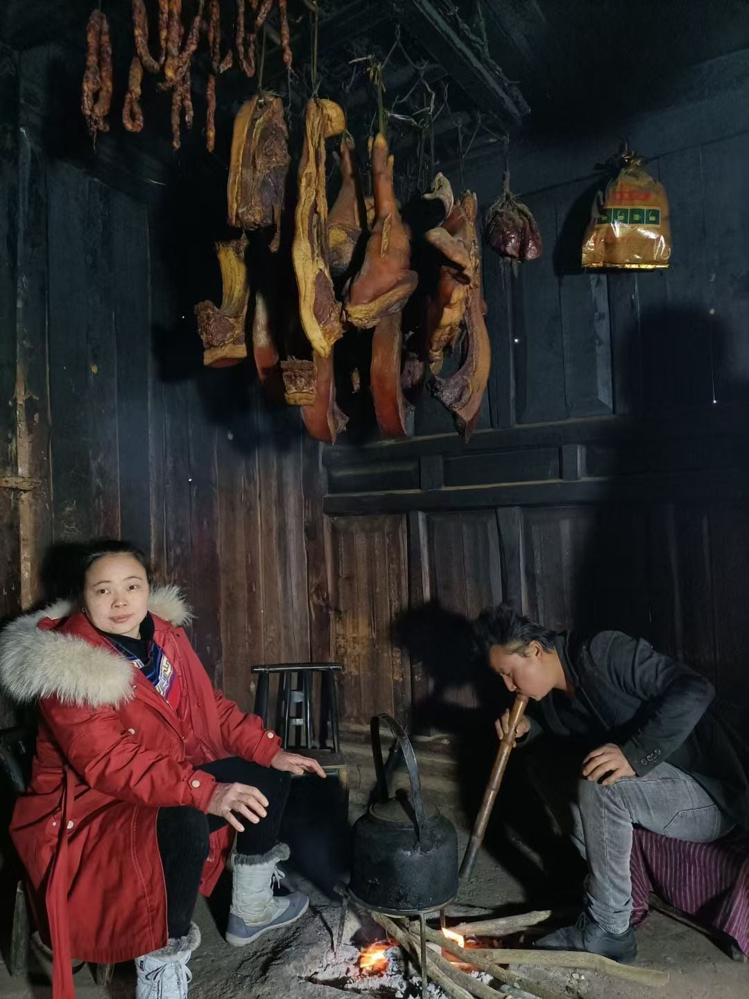 火塘边烧水的老家人